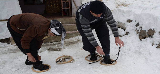 Hakkarililer karlı yolları liyanlar ile aşıyor! 1