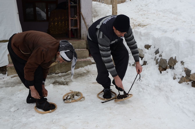 Hakkarililer karlı yolları liyanlar ile aşıyor! 11