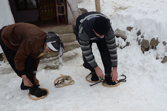 Hakkarililer karlı yolları liyanlar ile aşıyor! 12