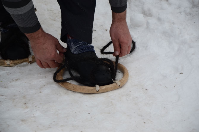 Hakkarililer karlı yolları liyanlar ile aşıyor! 13