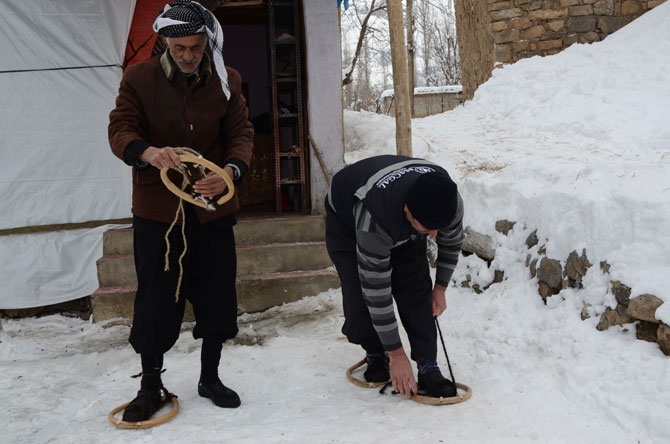 Hakkarililer karlı yolları liyanlar ile aşıyor! 14