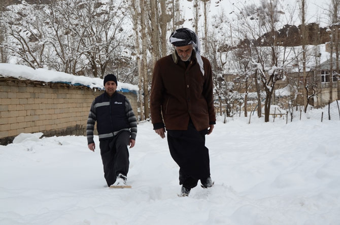 Hakkarililer karlı yolları liyanlar ile aşıyor! 16