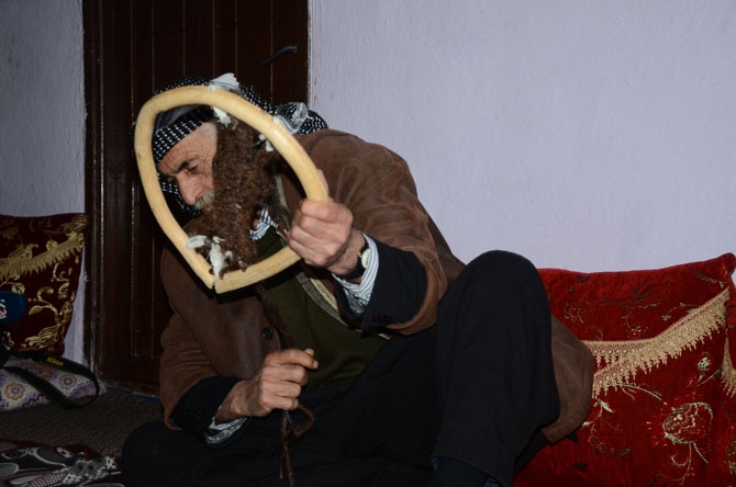 Hakkarililer karlı yolları liyanlar ile aşıyor! 2