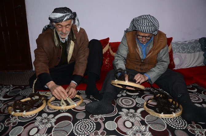 Hakkarililer karlı yolları liyanlar ile aşıyor! 3