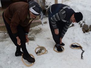Hakkarililer karlı yolları liyanlar ile aşıyor!