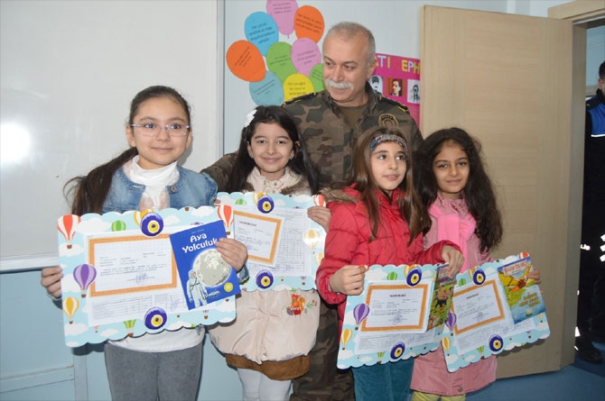 Hakkari'de öğrencilerin karne heyecanı! 11