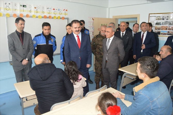 Hakkari'de öğrencilerin karne heyecanı! 13