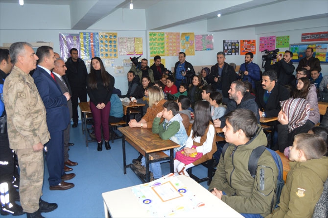 Hakkari'de öğrencilerin karne heyecanı! 4