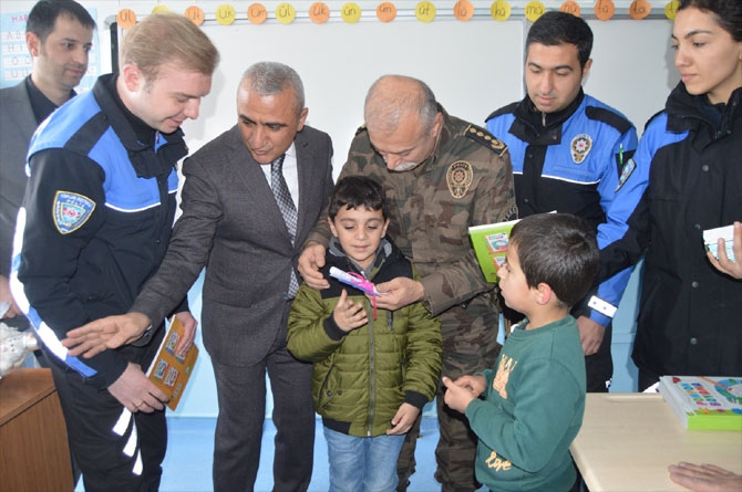 Hakkari'de öğrencilerin karne heyecanı! 7