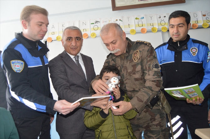 Hakkari'de öğrencilerin karne heyecanı! 8