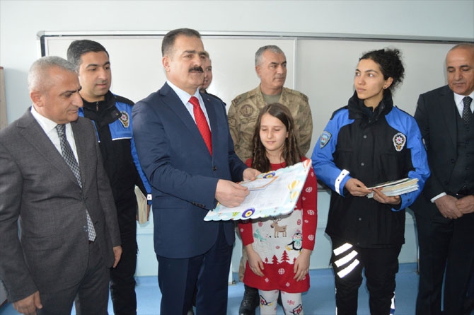 Hakkari'de öğrencilerin karne heyecanı! 9