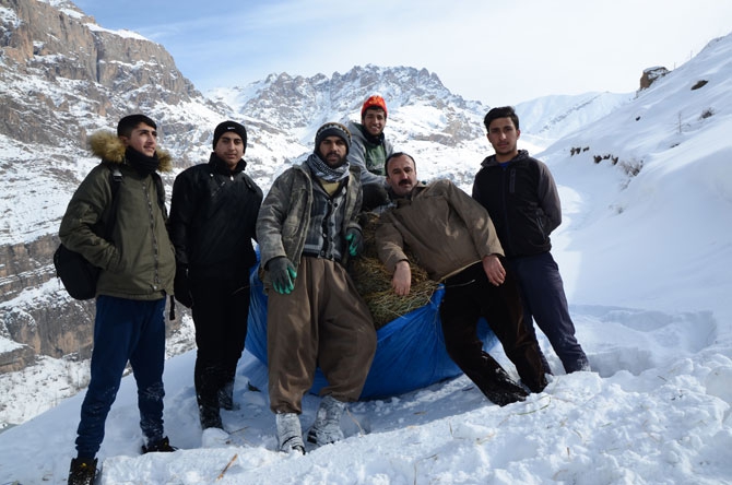 Burası Hakkari! Karlı dağlarda kızaklarla ot taşıyorlar 13