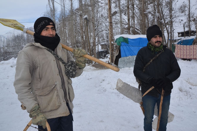 Burası Hakkari! Karlı dağlarda kızaklarla ot taşıyorlar 15