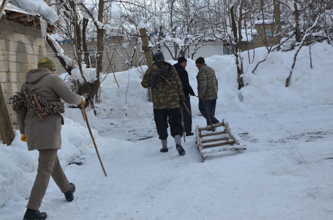 Burası Hakkari! Karlı dağlarda kızaklarla ot taşıyorlar 18