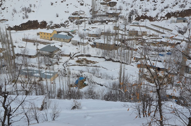 Burası Hakkari! Karlı dağlarda kızaklarla ot taşıyorlar 19