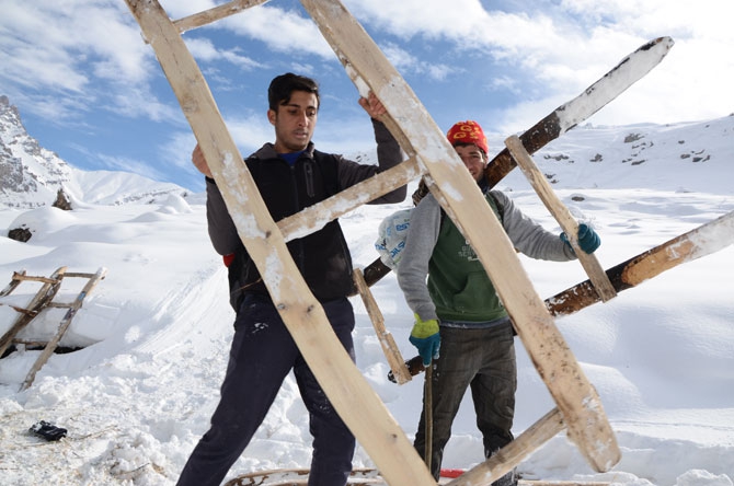 Burası Hakkari! Karlı dağlarda kızaklarla ot taşıyorlar 20