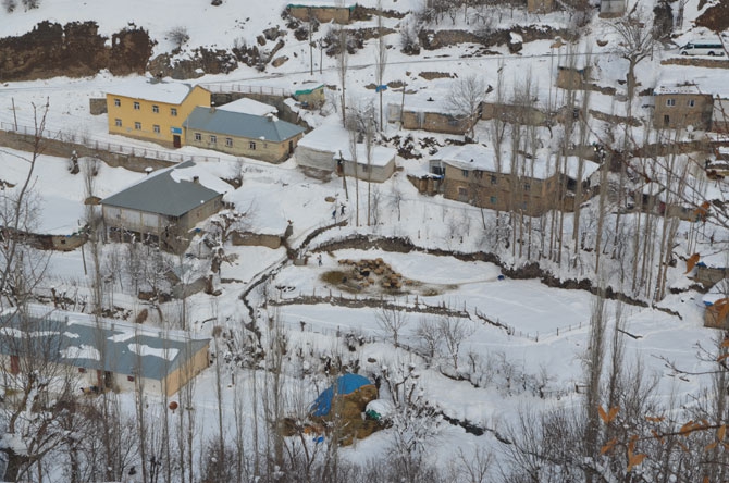 Burası Hakkari! Karlı dağlarda kızaklarla ot taşıyorlar 21