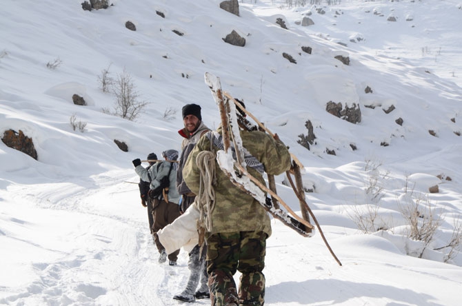 Burası Hakkari! Karlı dağlarda kızaklarla ot taşıyorlar 27