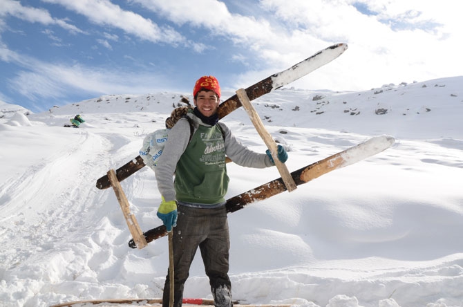 Burası Hakkari! Karlı dağlarda kızaklarla ot taşıyorlar 3