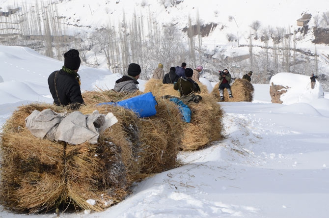 Burası Hakkari! Karlı dağlarda kızaklarla ot taşıyorlar 5