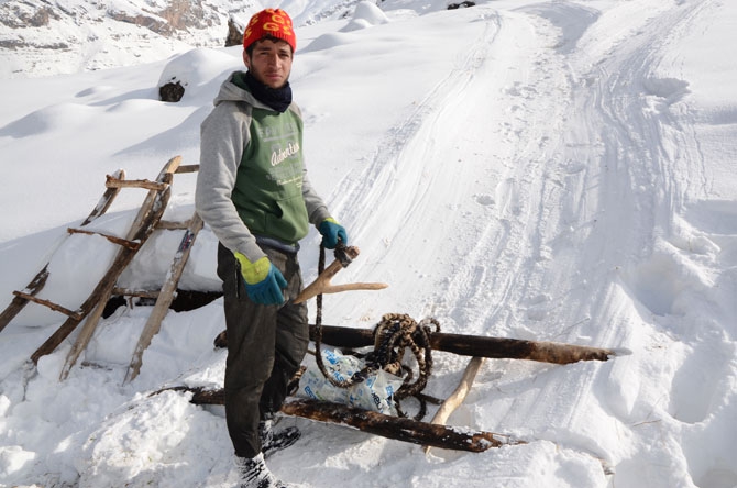 Burası Hakkari! Karlı dağlarda kızaklarla ot taşıyorlar 7