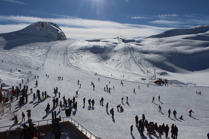 Hakkari'deki Kayak Merkezinde Tatil Yoğunluğu 1