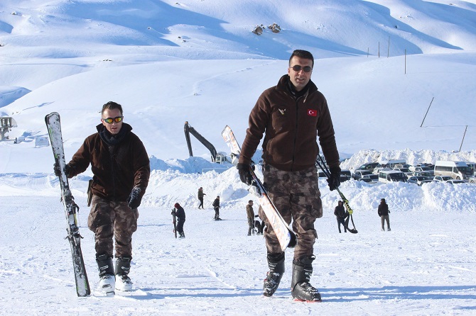 Hakkari'deki Kayak Merkezinde Tatil Yoğunluğu 2