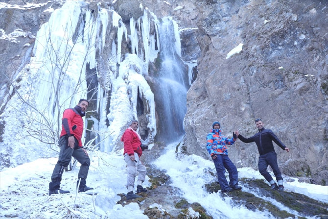 Hakkari'deki Ağaçdibi Şelalesi buz tuttu! 10