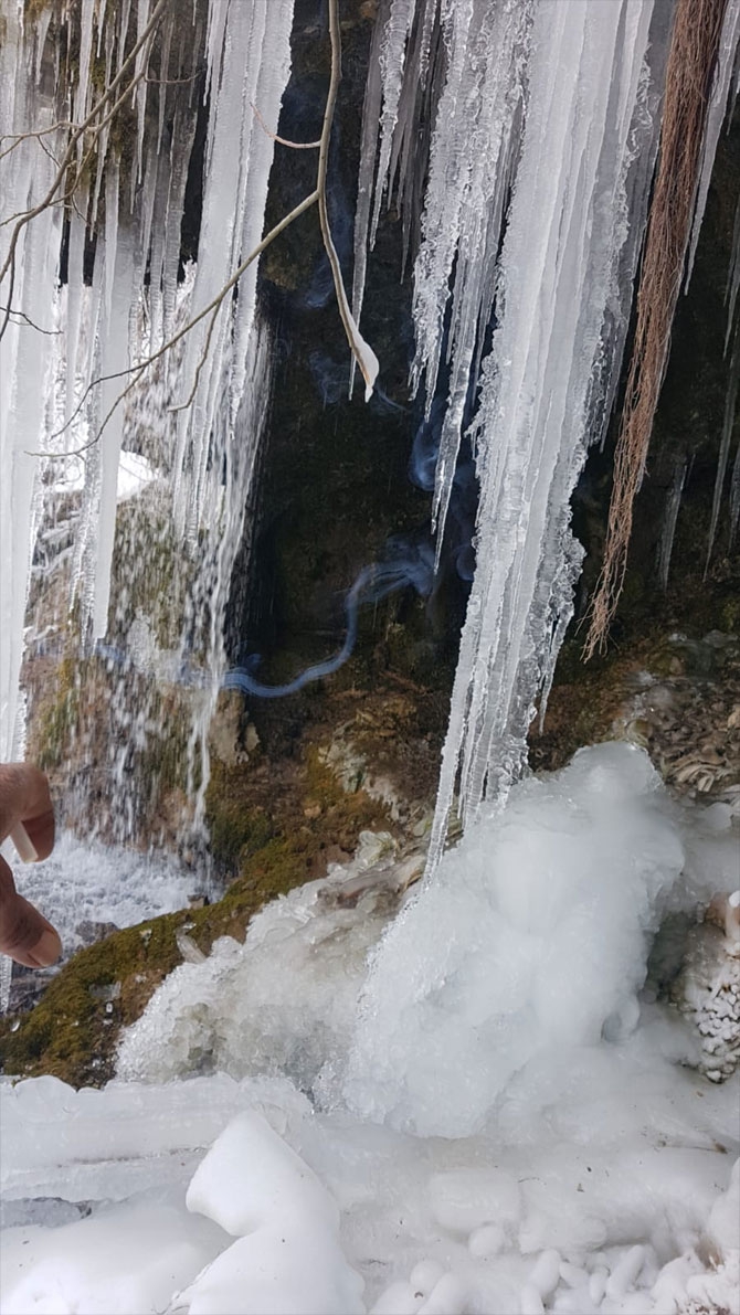 Hakkari'deki Ağaçdibi Şelalesi buz tuttu! 13