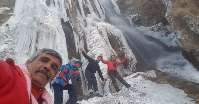 Hakkari'deki Ağaçdibi Şelalesi buz tuttu! 2