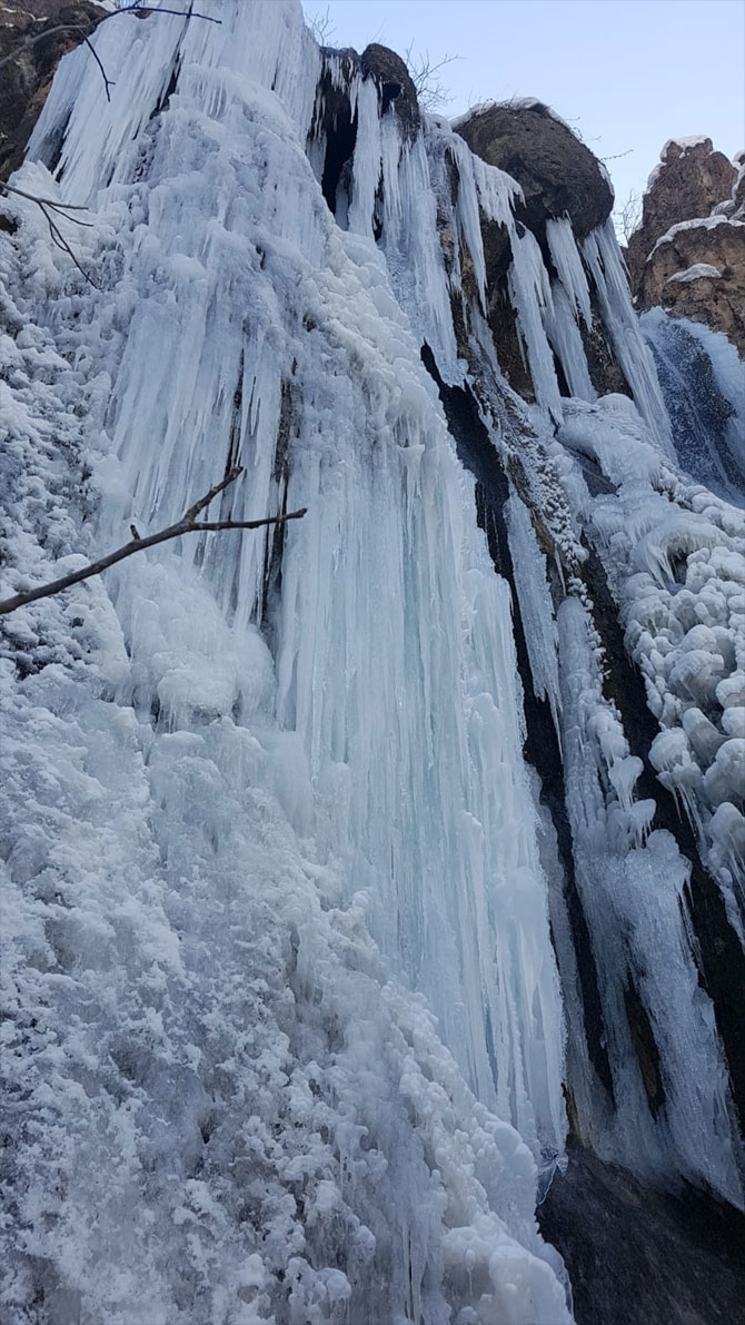 Hakkari'deki Ağaçdibi Şelalesi buz tuttu! 7