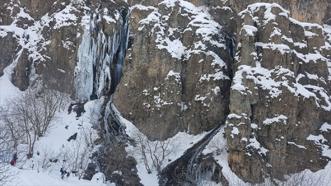 Hakkari'deki Ağaçdibi Şelalesi buz tuttu! 8
