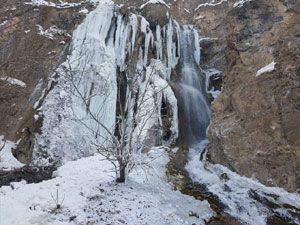 Hakkari'deki Ağaçdibi Şelalesi buz tuttu!
