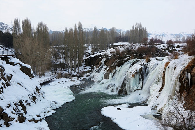 Muradiye Şelalesi kış modunda 10