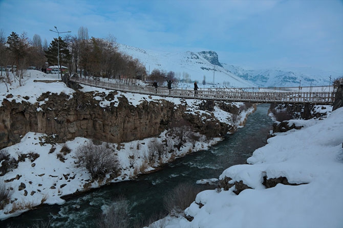 Muradiye Şelalesi kış modunda 2