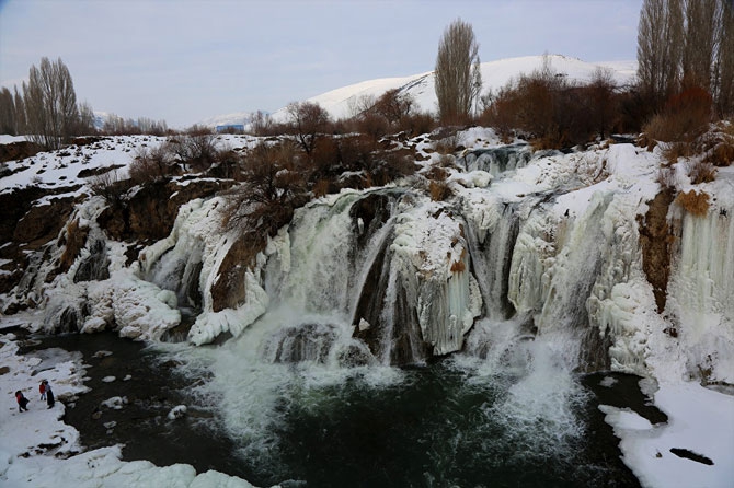Muradiye Şelalesi kış modunda 8
