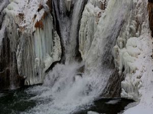 Muradiye Şelalesi kış modunda