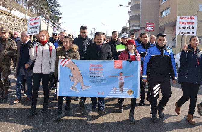 Vali Akbıyık trafikte farkındalık için yürüdü! 1