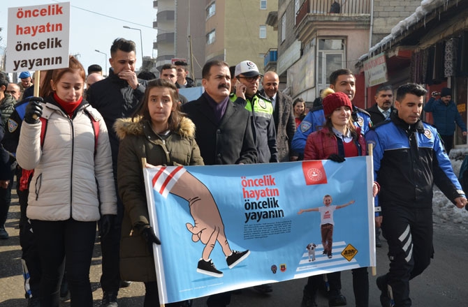 Vali Akbıyık trafikte farkındalık için yürüdü! 4