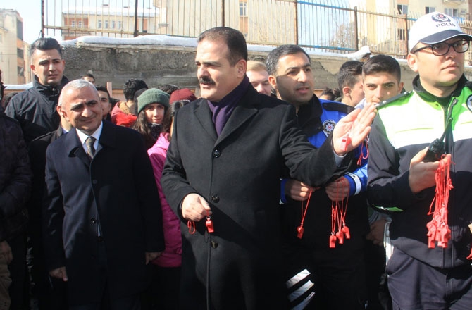 Vali Akbıyık trafikte farkındalık için yürüdü! 5