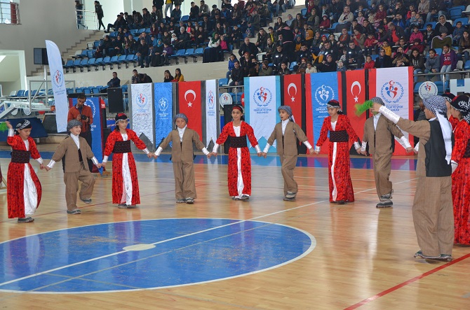Hakkari'de okullar arası folklor yarışması düzenlendi 11