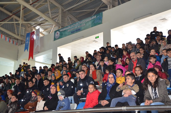 Hakkari'de okullar arası folklor yarışması düzenlendi 13