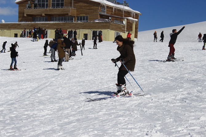 Hakkari'deki Kayak Merkezine Hafta Sonu Akını 19