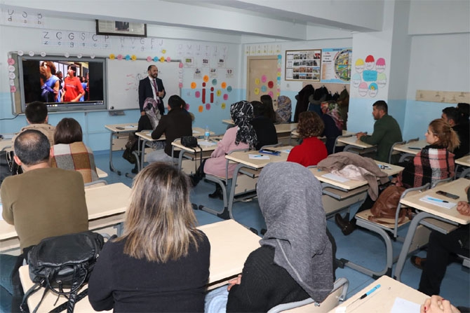 Hakkari'de öğretmenlere 'Akıl ve Zeka oyunları' eğitimi 2