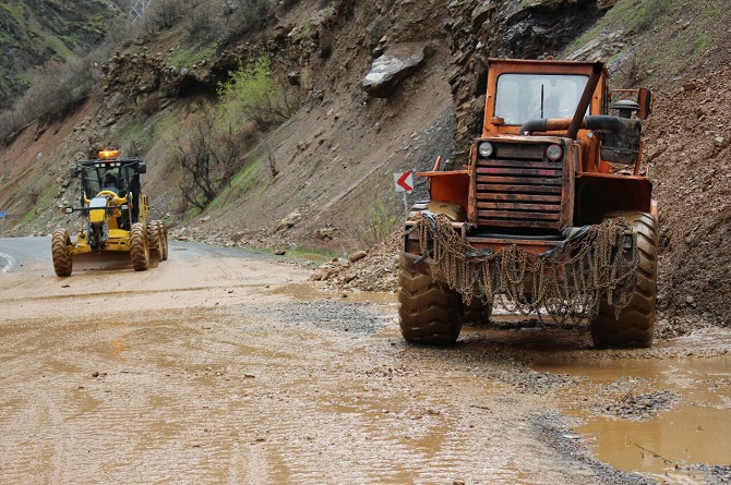 Hakkari ve ilçelerinde sağanak yağış hayatı felç etti 10
