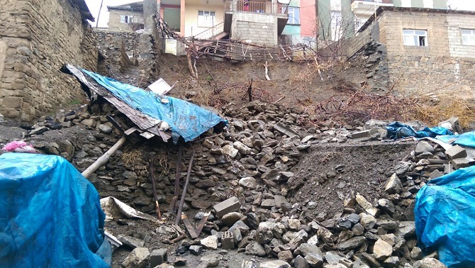 Hakkari ve ilçelerinde sağanak yağış hayatı felç etti 13