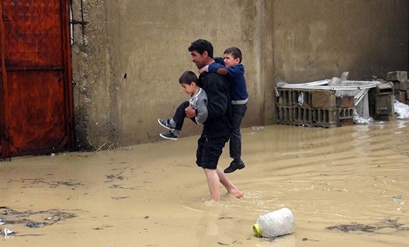 Hakkari ve ilçelerinde sağanak yağış hayatı felç etti 15