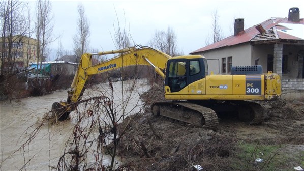 Hakkari ve ilçelerinde sağanak yağış hayatı felç etti 16