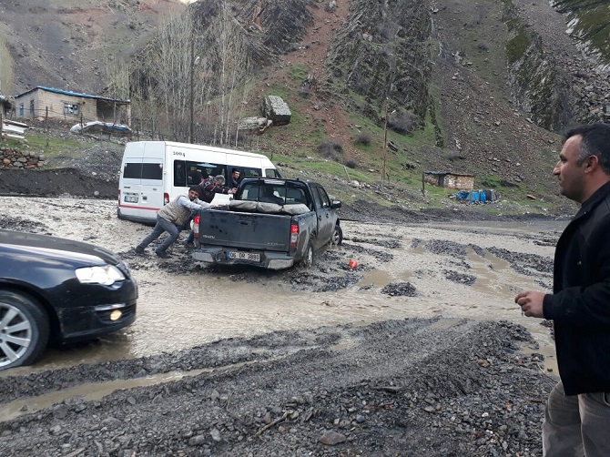 Hakkari ve ilçelerinde sağanak yağış hayatı felç etti 17