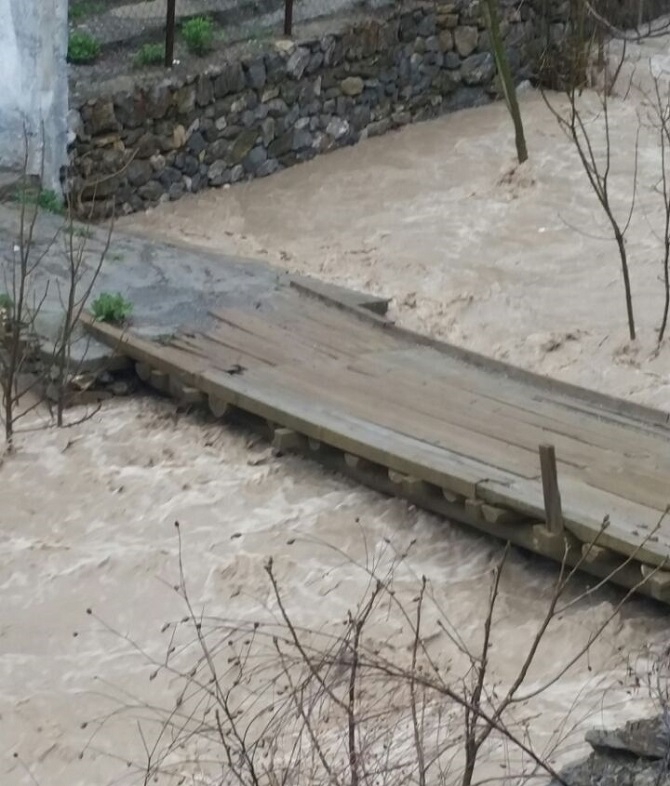 Hakkari ve ilçelerinde sağanak yağış hayatı felç etti 18